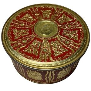 Guildcraft New York Collectible Tin. Vintage 1940’s. Red gold